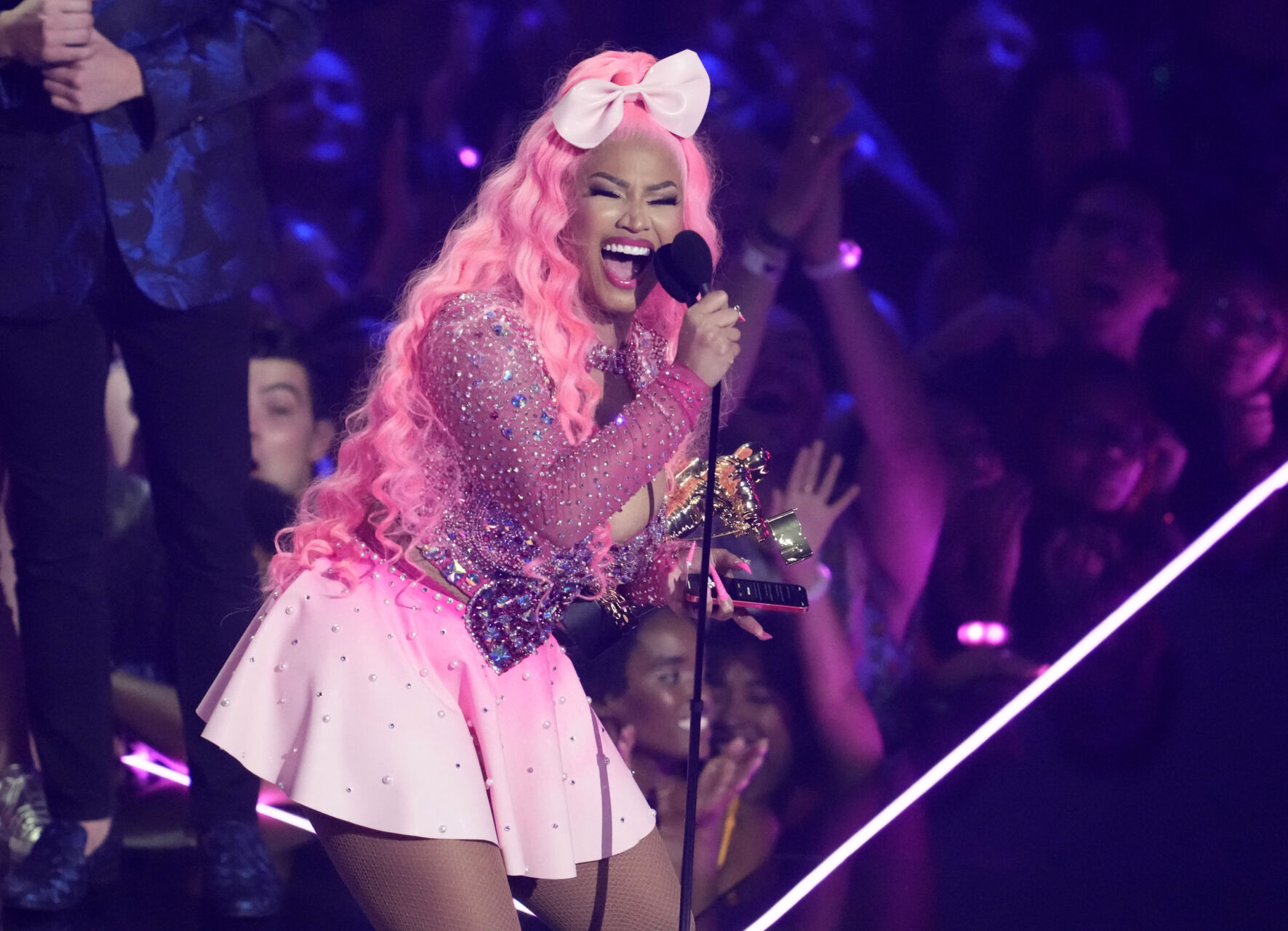 Nicki Minaj Rocks Pink Hair & Fur Coat In Epic 'We Go Up' Music Video –  Hollywood Life