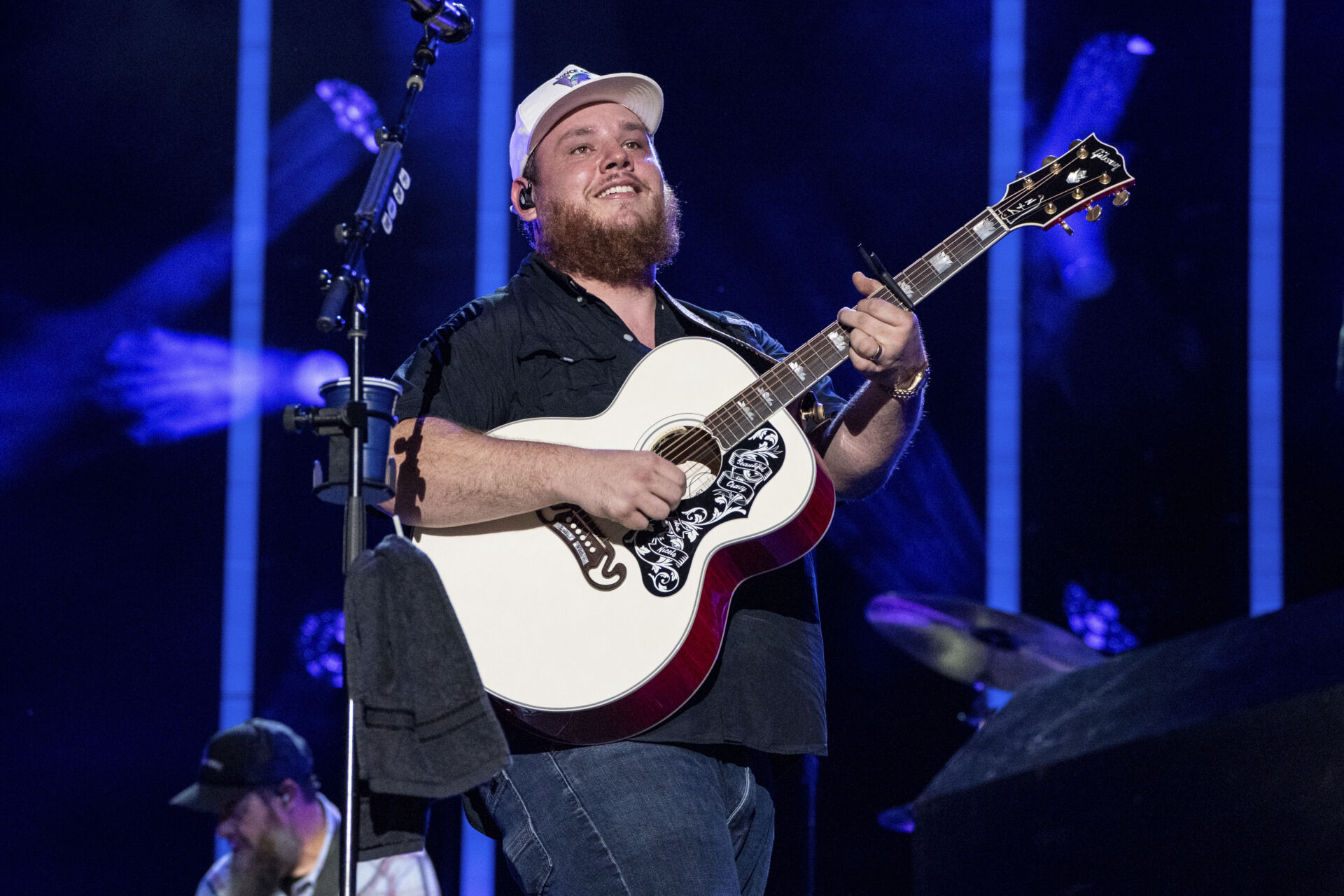 LUKE COMBS TO KICK OFF 2024 TOUR AT AMERICAN FAMILY FIELD IN MILWAUKEE
